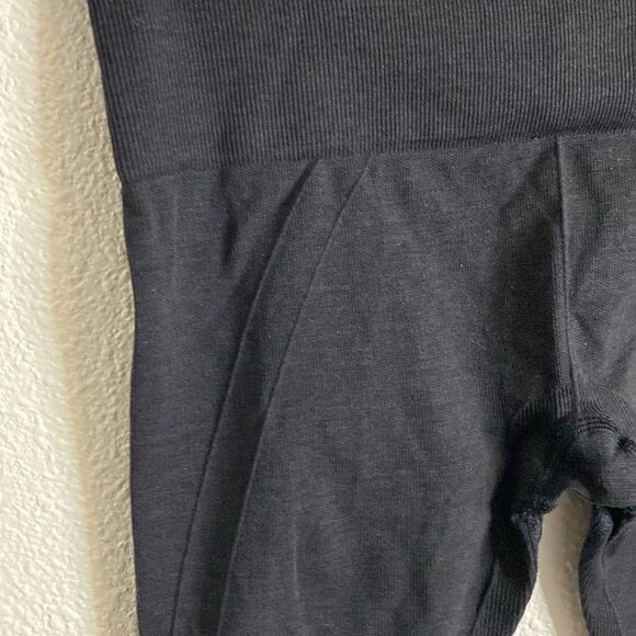 Lululemon- black Capri Rouched pants- Size 4 - Picture 5 of 7